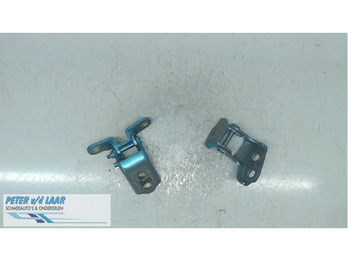 Front door hinge, left from a Renault Clio V (RJAB) 1.3 TCe 130 16V 2019