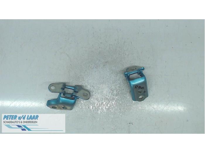 Rear door hinge, right from a Renault Clio V (RJAB) 1.3 TCe 130 16V 2019