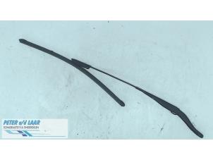 Used Front wiper arm Dacia Duster (SR) 1.5 Blue dCi 115 Price on request offered by Autodemontage van de Laar