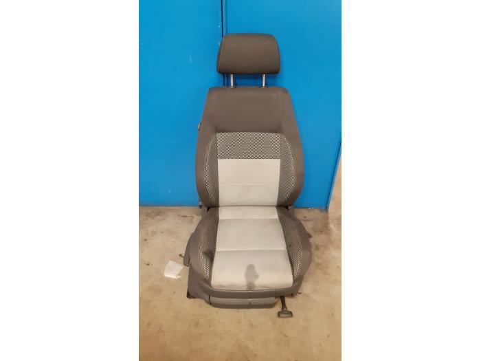 Begagnade Säte, höger Volkswagen CrossPolo (9N3) 1.9 TDI Pris € 100,00 Marginaltabell erbjuds av Autodemontage van de Laar