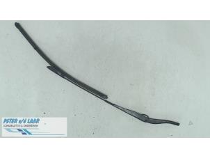 Used Front wiper arm Dacia Duster (SR) 1.6 16V Price on request offered by Autodemontage van de Laar