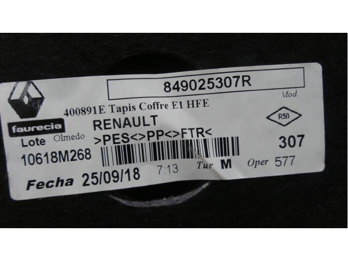 Boot mat from a Renault Kadjar (RFEH) 1.5 Blue dCi 2018