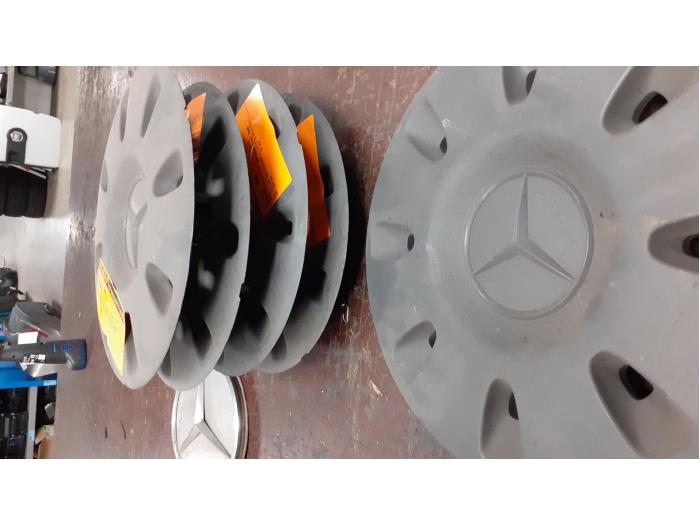Wheel cover (spare) from a Mercedes-Benz Vito (639.7) 2.2 115 CDI 16V 2004