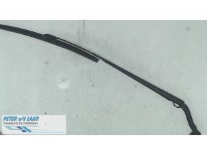 Used Front wiper arm Nissan X-Trail (T32) 1.6 Energy dCi All Mode Price on request offered by Autodemontage van de Laar