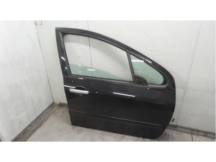 Front door 4-door, right from a Peugeot 307 SW (3H) 2.0 HDi 135 16V FAP 2005