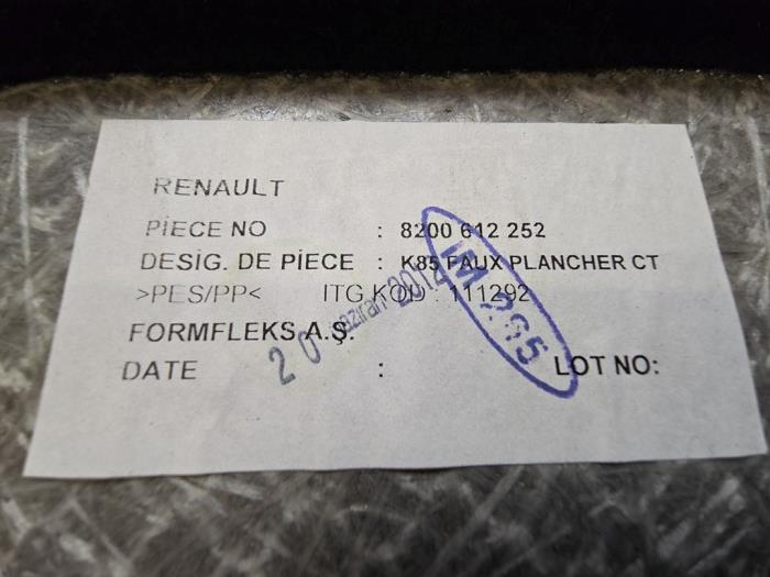 Bodenblech Kofferraum van een Renault Clio III Estate/Grandtour (KR) 1.5 dCi FAP 2012