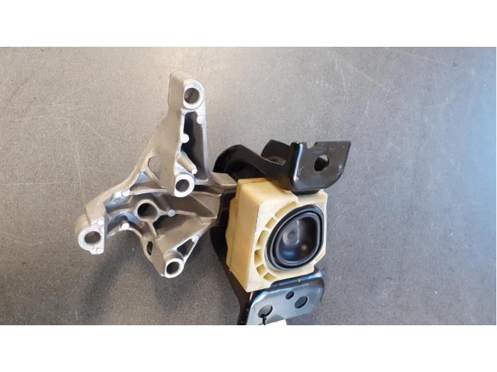 Engine mount from a Dacia Duster (HS) 1.5 dCi 4x4 2016