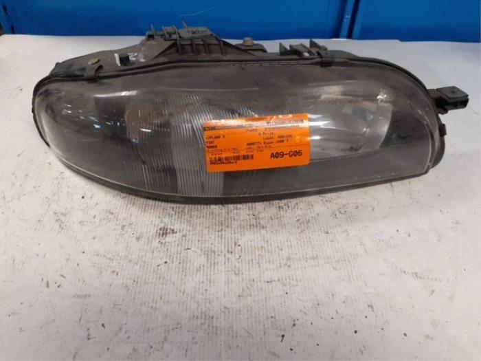 Używane Reflektor prawy Fiat Marea Weekend (185BX/CX) 1.9 Tds 75 SX Cena € 40,00 Procedura marży oferowane przez Autodemontage van de Laar
