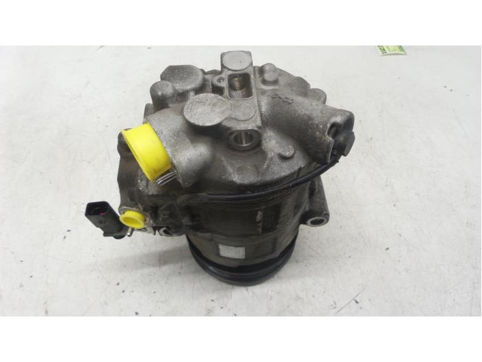 Usagé Compresseur de clim Volkswagen Polo IV (9N1/2/3) 1.2 12V Prix € 75,00 Règlement à la marge proposé par Autodemontage van de Laar