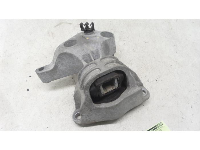 Used Engine mount Dacia Duster (HS) 1.5 dCi Price on request offered by Autodemontage van de Laar