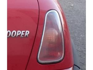 Usagé Feu arrière droit BMW Mini One/Cooper (R50) 1.6 16V Cooper Prix € 35,00 Règlement à la marge proposé par Autodemontage van de Laar