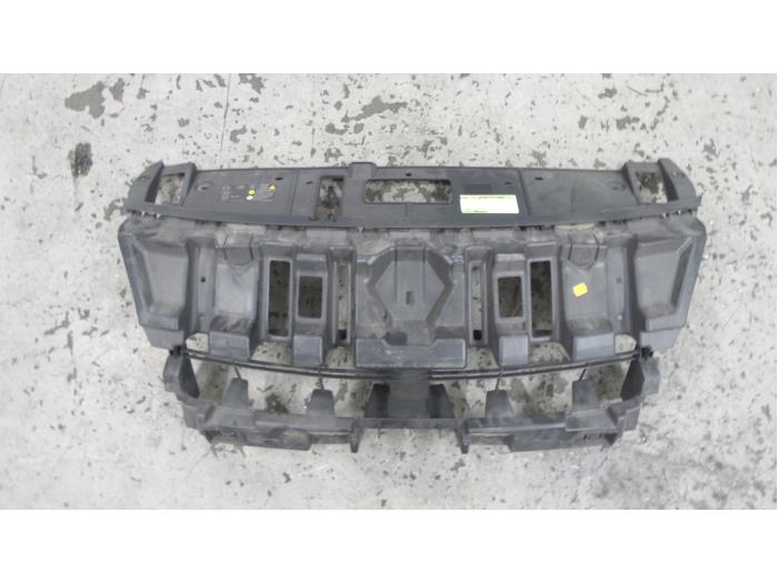 Front bumper, central component from a Renault Scénic II (JM) 1.6 16V 2008