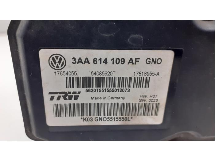 ABS Pumpe van een Volkswagen Passat Variant (365) 1.6 TDI 16V Bluemotion 2012