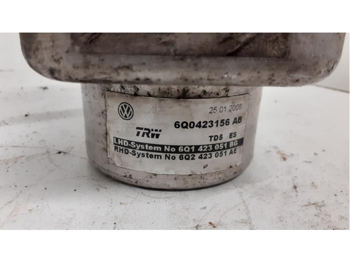 Usagé Pompe de direction Volkswagen Polo IV (9N1/2/3) 1.4 16V Prix € 150,00 Règlement à la marge proposé par Autodemontage van de Laar