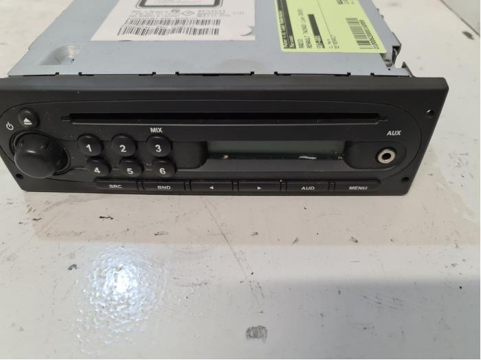Radio from a Renault Twingo II (CN) 1.2 16V 2010