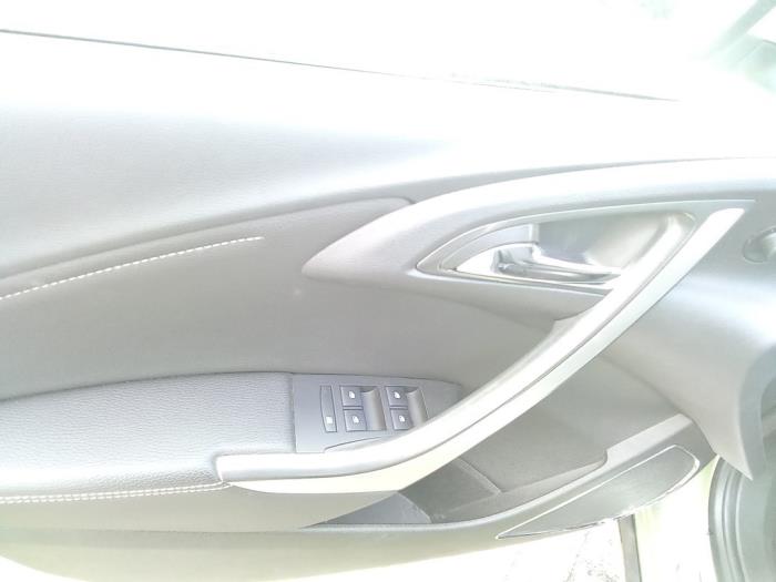Interruptor de ventanilla eléctrica de un Opel Astra J (PC6/PD6/PE6/PF6) 1.4 Turbo 16V 2012