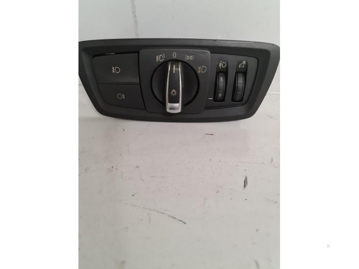 Używane Przelacznik swiatel BMW 1 serie (F20) 118i 1.5 TwinPower 12V Cena € 85,00 Procedura marży oferowane przez Autodemontage van de Laar