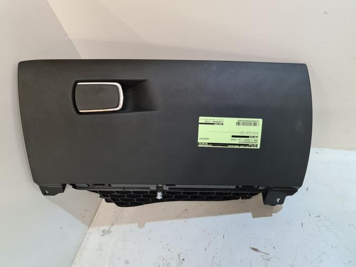 Begagnade Handskfack BMW 1 serie (F20) 118i 1.5 TwinPower 12V Pris € 50,00 Marginaltabell erbjuds av Autodemontage van de Laar