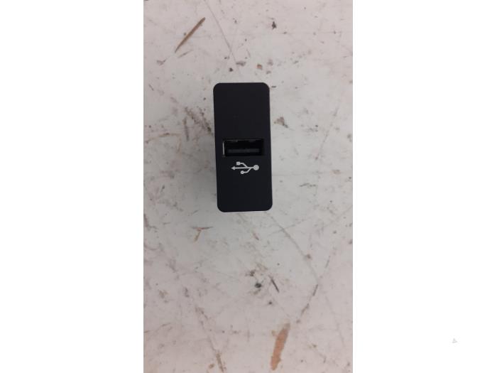Używane Zlacze AUX/USB BMW 1 serie (F20) 118i 1.5 TwinPower 12V Cena € 25,00 Procedura marży oferowane przez Autodemontage van de Laar