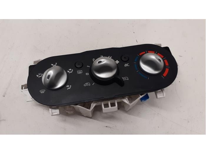 Heater control panel from a Renault Twingo II (CN) 1.2 16V Quickshift 5 2010