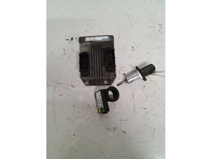 Used Engine management computer Opel Meriva (A) 1.7 CDTI 16V Price € 175,00 Margin scheme offered by Autodemontage van de Laar