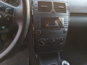 Gebrauchte Radio CD Spieler Mercedes A (W169) 1.5 A-150 5-Drs. Preis € 75,00 Margenregelung angeboten von Autodemontage van de Laar