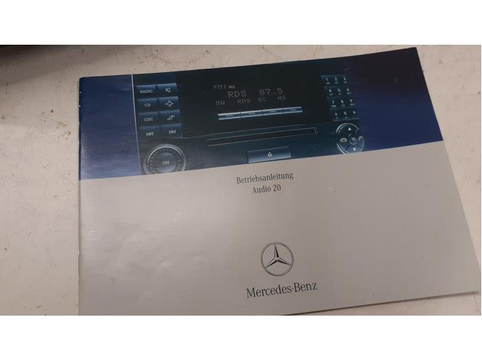 Radio van een Mercedes-Benz A (W169) 2.0 A-160 CDI 16V 2007