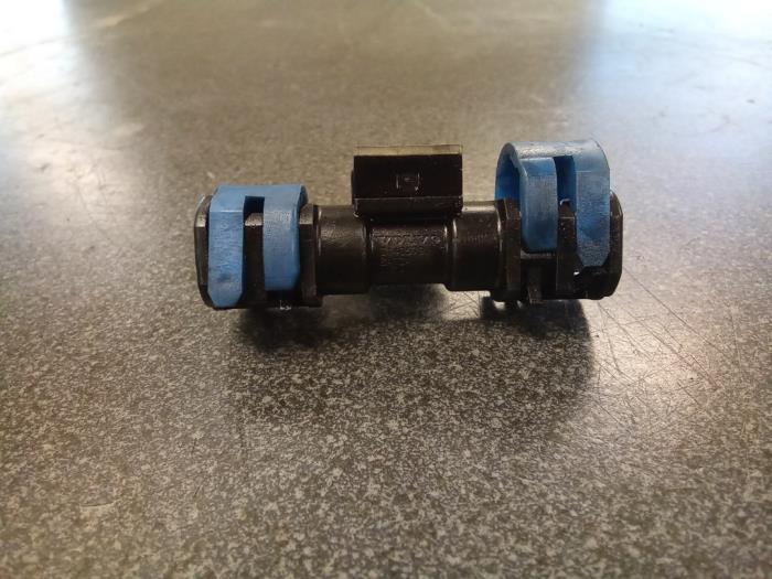 Fuel pressure sensor from a Volvo V40 (MV) 2.0 D4 16V 2014