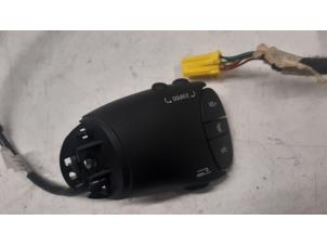 Commande Radio Au Volant Pour Dacia Duster (HS) 2010 - Ref 8200969681