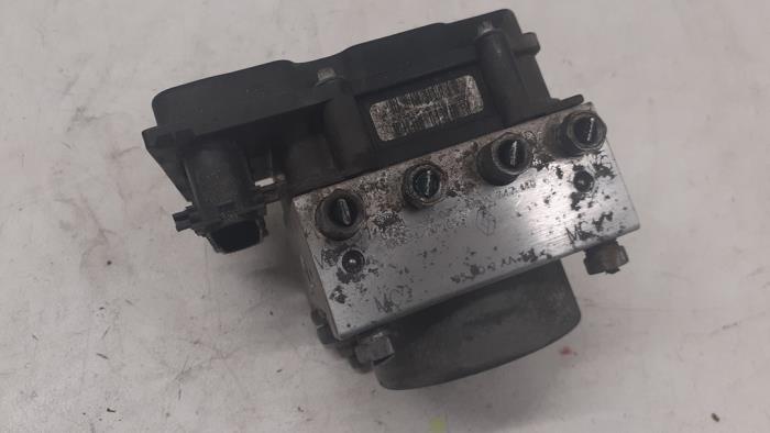Begagnade ABS-pump Renault Clio III (BR/CR) 1.2 16V TCe 100 Pris € 70,00 Marginaltabell erbjuds av Autodemontage van de Laar