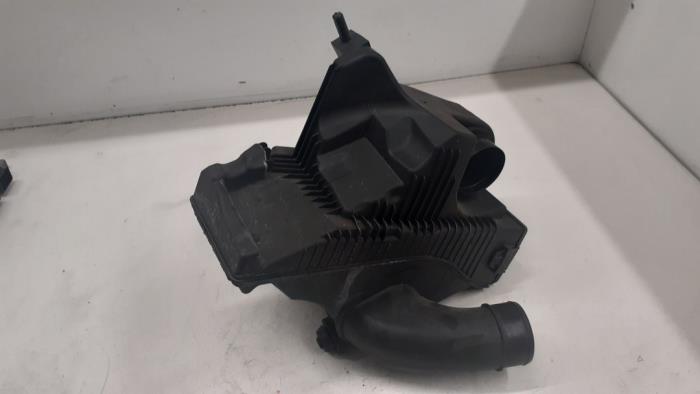 Begagnade Luftfilterhus Renault Clio III (BR/CR) 1.2 16V TCe 100 Pris € 35,00 Marginaltabell erbjuds av Autodemontage van de Laar