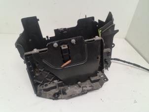 Usados Caja de batería Renault Grand Scénic III (JZ) 1.6 16V Precio € 50,00 Norma de margen ofrecido por Autodemontage van de Laar