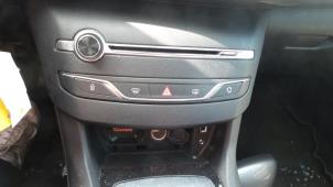 Gebrauchte Radiobedienfeld Peugeot 308 SW (L4/L9/LC/LJ/LR) 1.6 BlueHDi 120 Preis € 100,00 Margenregelung angeboten von Autodemontage van de Laar