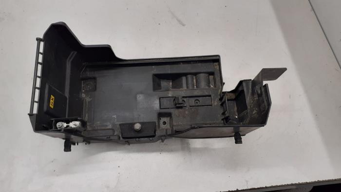 Battery box from a Opel Vectra C 1.8 16V 2002