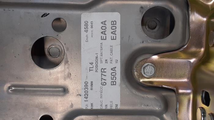 Pojemnik na akumulator z Renault Kadjar (RFEH) 1.5 dCi DPF 2016