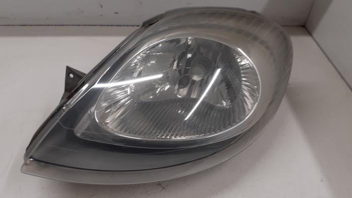 Używane Reflektor lewy Nissan Primastar 2.5 dCi 140 16V Cena € 35,00 Procedura marży oferowane przez Autodemontage van de Laar