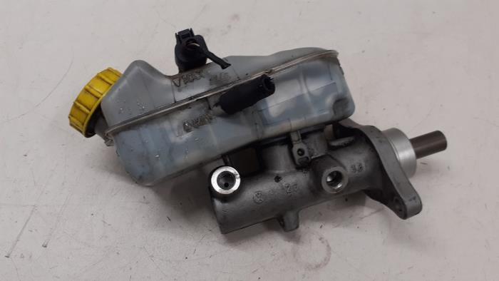 Master cylinder from a Volkswagen Transporter T5 2.5 TDi 2007