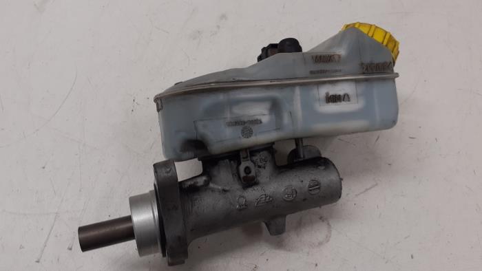 Master cylinder from a Volkswagen Transporter T5 2.5 TDi 2007