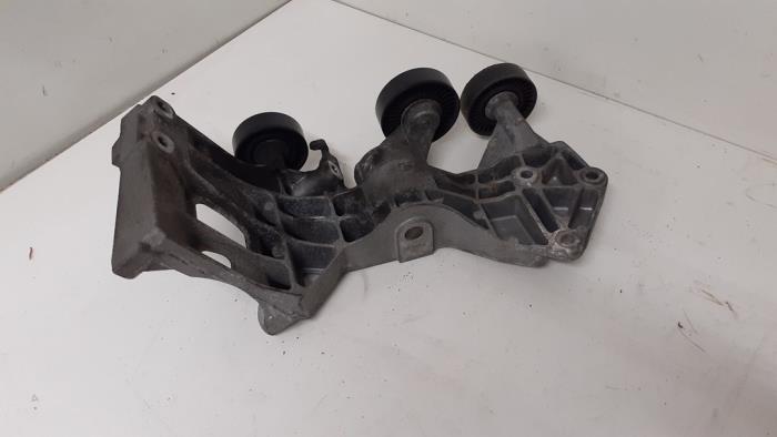 Usagé Support dynamo haut Mercedes A (W169) 1.5 A-150 5-Drs. Prix € 75,00 Règlement à la marge proposé par Autodemontage van de Laar