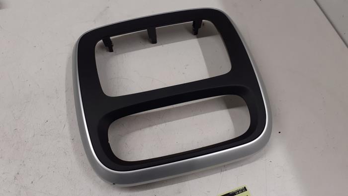 Gebrauchte Radioblende Renault Trafic Passenger (1JL/2JL/3JL/4JL) 1.6 dCi 120 Twin Turbo Preis € 70,00 Margenregelung angeboten von Autodemontage van de Laar