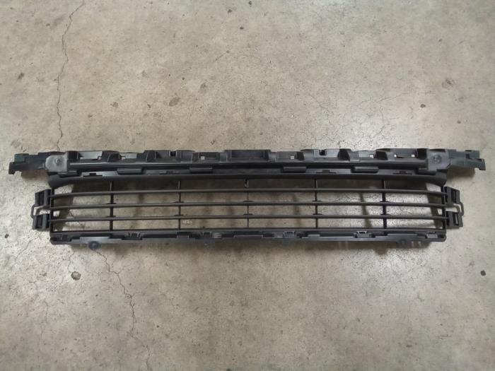 Używane Grill Fiat Talento Cena € 80,00 Procedura marży oferowane przez Autodemontage van de Laar