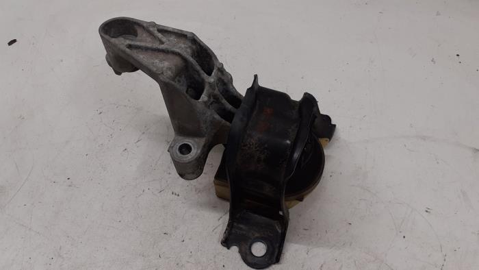 Used Engine mount Renault Clio III (BR/CR) 1.5 dCi 75 FAP Price € 30,00 Margin scheme offered by Autodemontage van de Laar