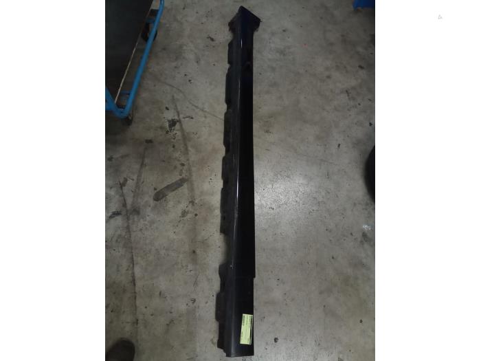 Side skirt, right from a BMW 5 serie Touring (F11) 525d 16V 2014