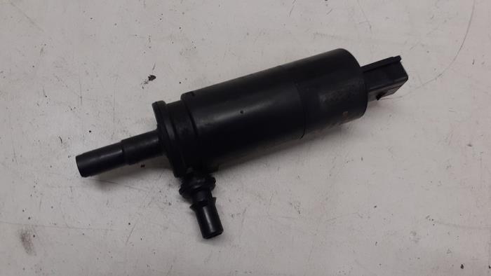 Headlight washer pump from a Volkswagen Golf VII (AUA) 2.0 GTD 16V 2013