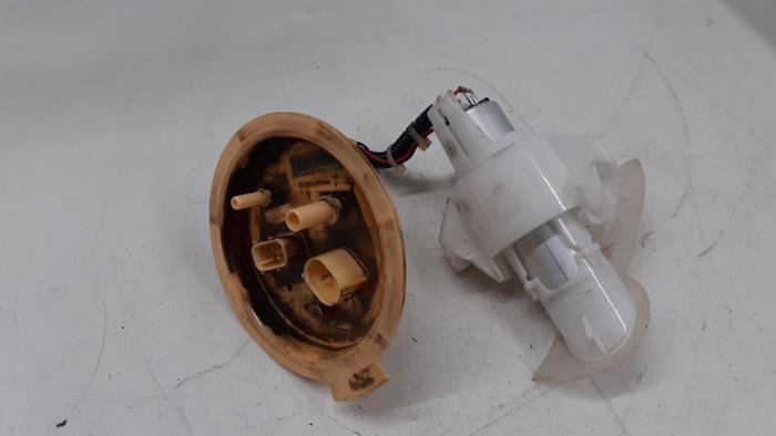 Electric fuel pump from a BMW 5 serie (F10) 520d 16V 2016