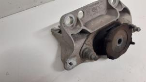 Engine mount from a Renault Twingo III (AH) 1.0 SCe 70 12V 2018