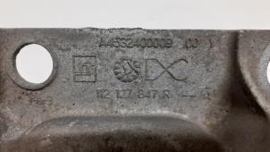 Engine mount from a Renault Twingo III (AH) 1.0 SCe 70 12V 2018