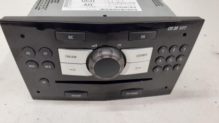 Używane Radio Opel Corsa C (F08/68) 1.4 16V Twin Port Cena € 100,00 Procedura marży oferowane przez Autodemontage van de Laar