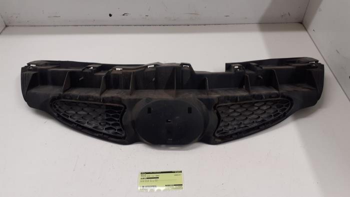 Używane Grill Toyota Aygo (B10) 1.0 12V VVT-i Cena € 30,00 Procedura marży oferowane przez Autodemontage van de Laar