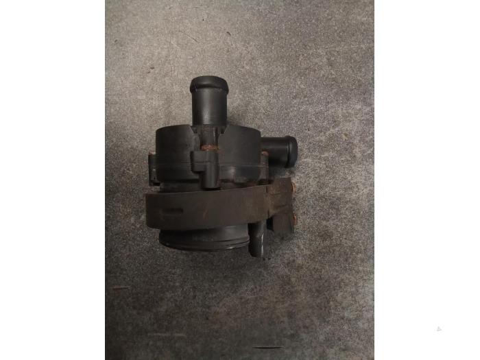 Begagnade Extra vattenpump Audi A1 Sportback (8XA/8XF) 1.4 TDI Ultra 12V Pris € 30,00 Marginaltabell erbjuds av Autodemontage van de Laar